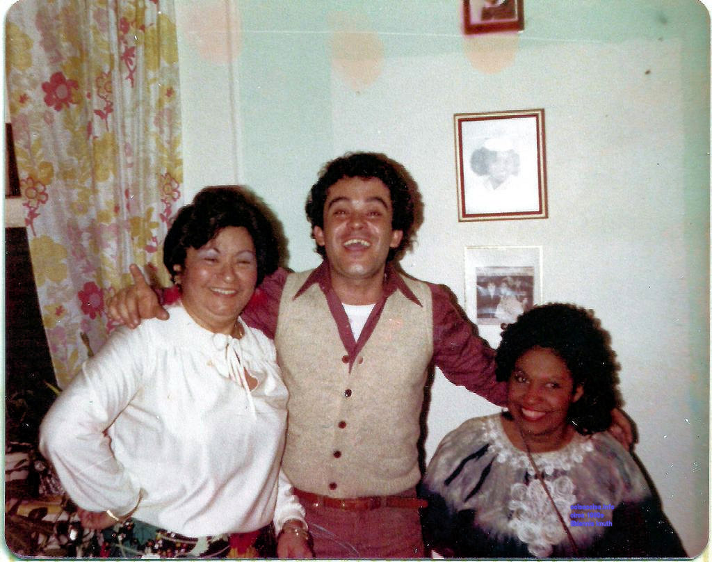 Helton, Dionelia and an unknown woman seated