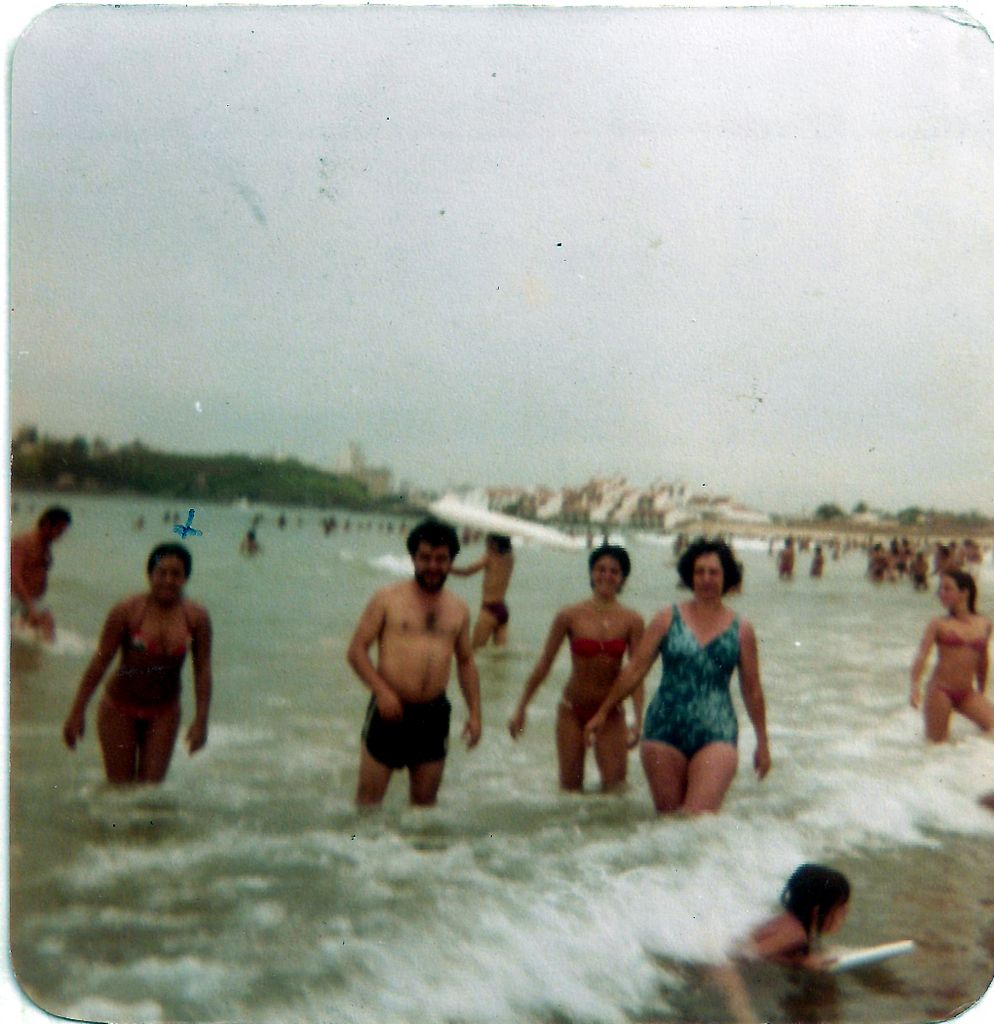 1980_00_00_vicentina_heloisa_helenice_helton_on_the_beach.jpg (large)