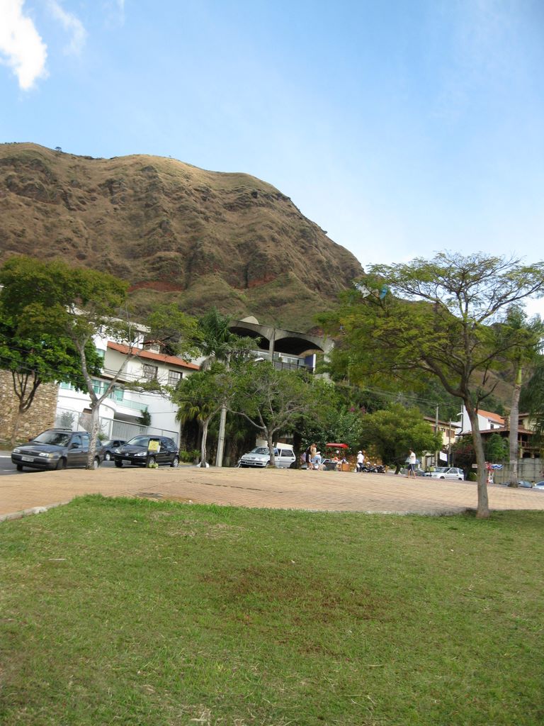 Parque Serra Do Curral rimmed with houses