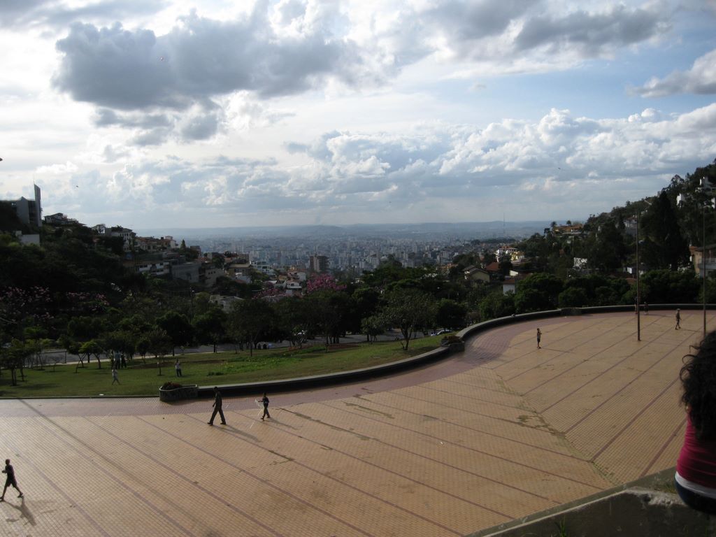Dudu shows us Belo Horizonte from the mountain top