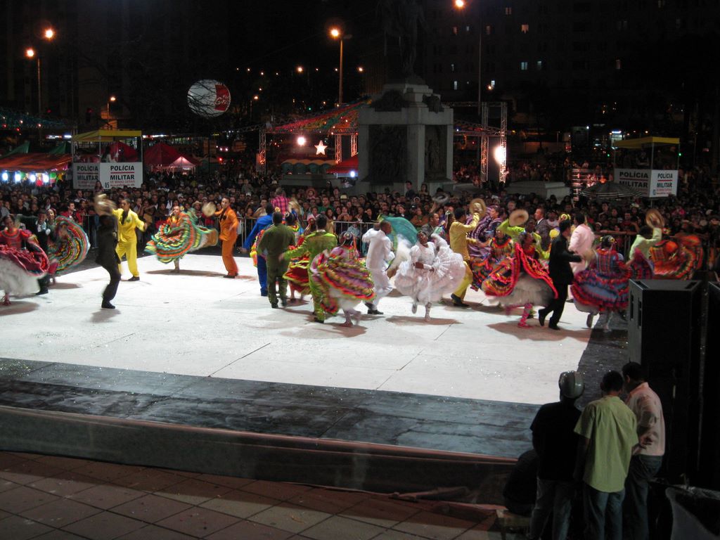 The stage and Belo Horizonte Dancers