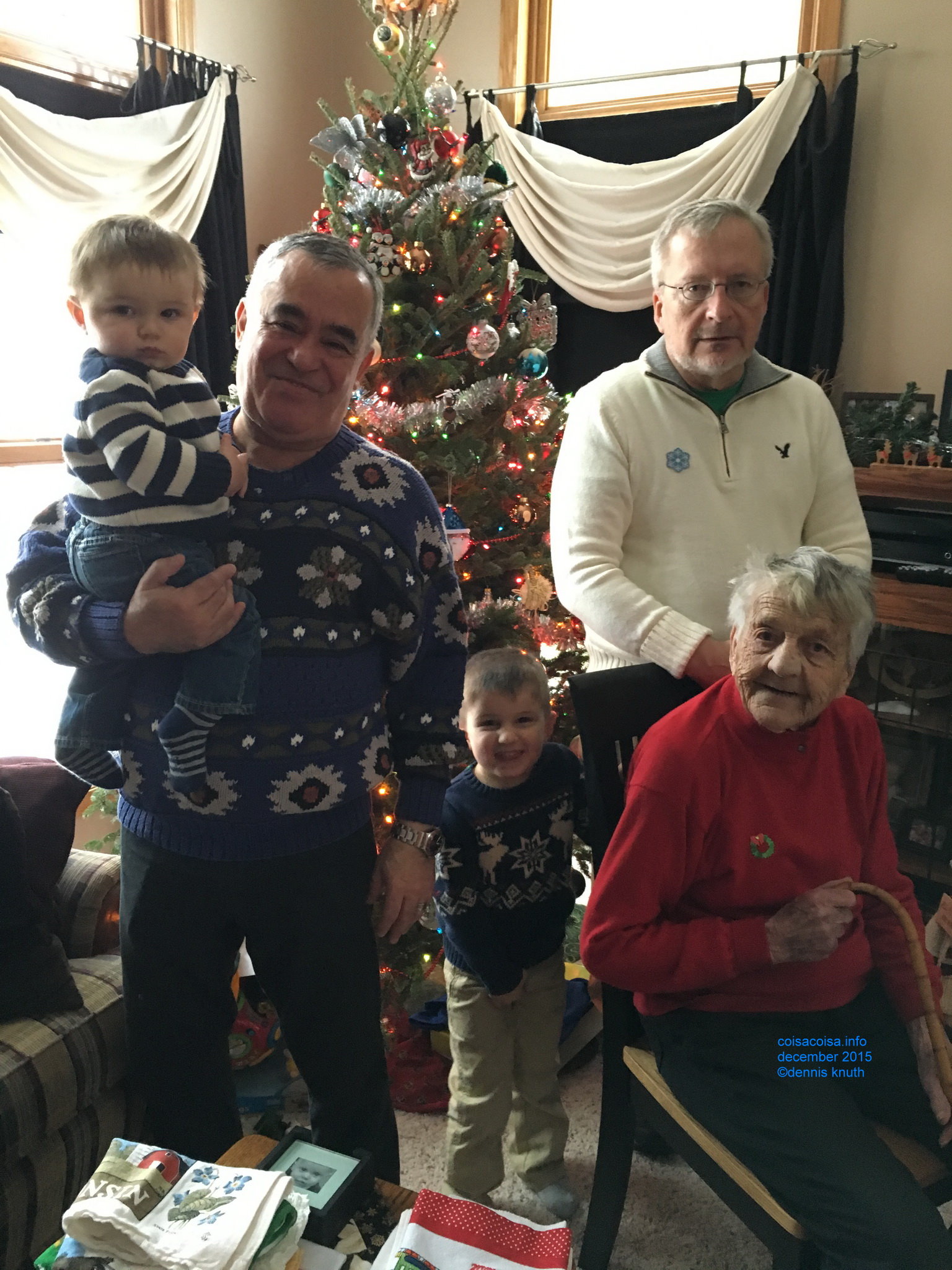 Sherri, Emogene, Dennis Knuth, Carson and Reed, Helton in front of the Tree