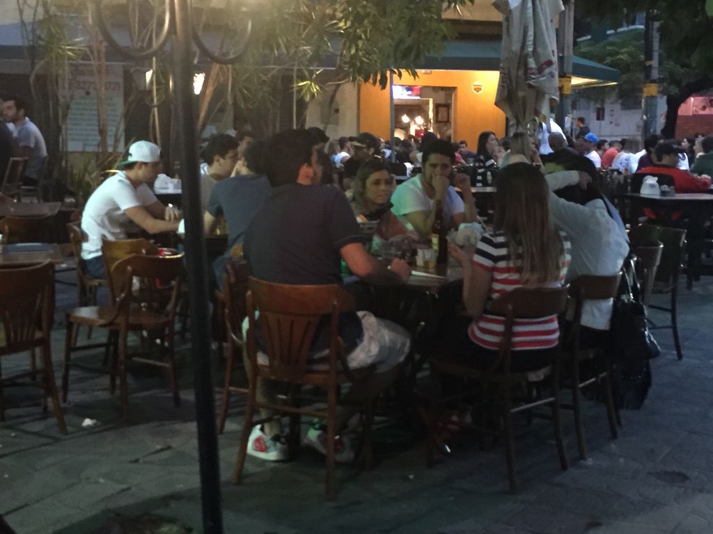 Belo Horizonte week night bar and cafe scene